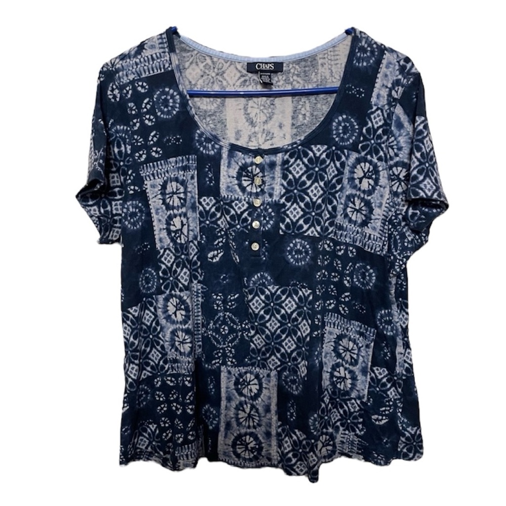Chaps scoop neck short Sleeve top in a blue and white geometric print size 1X